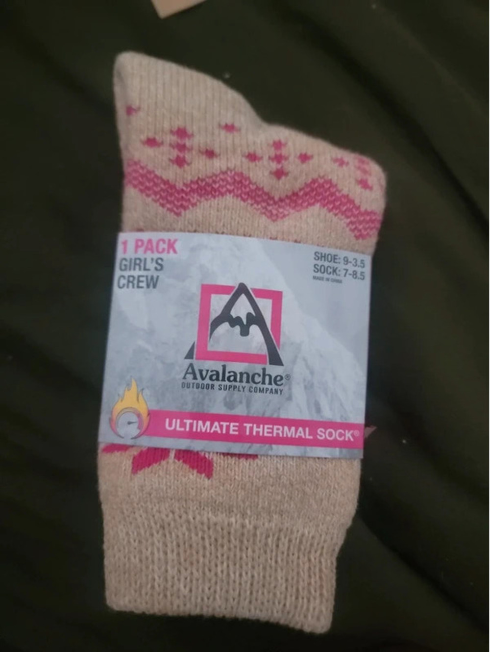 Avalanche girls crew socks size shoe 9 to 3.5